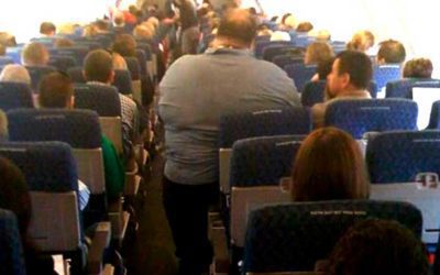 Foto de passageiro obeso em avião obriga companhia a se explicar