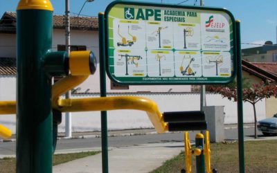 Parques públicos possuem brinquedos e aparelhos adaptados para a pessoa com deficiência