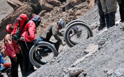 Atleta paraplégico escala Kilimanjaro, o ponto mais alto de África