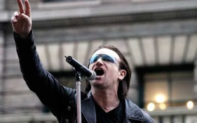 Bono Vox. Conquistando legião de fãs através de suas músicas e pelo seu ativismo social.