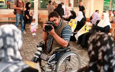 Fotógrafo palestino que perdeu as pernas em ataque israelense segue trabalhando em Gaza