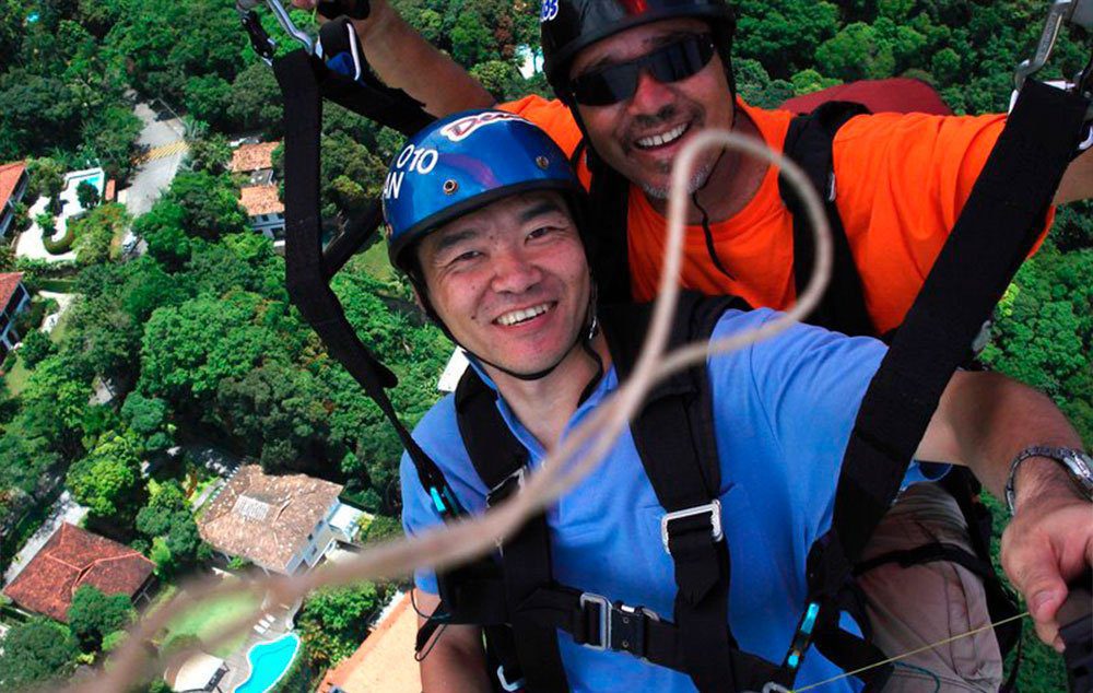 As aventuras de Ricardo vão desde banho de cachoeira até voo de paraglider.