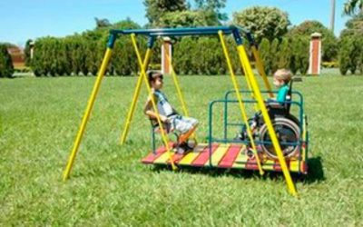 Playground pode ter brinquedos adaptados à criança deficiente