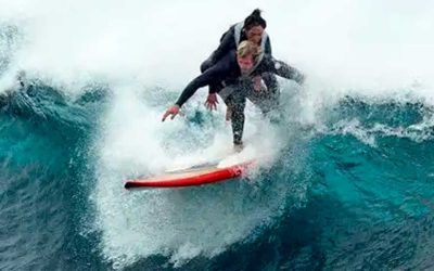 Francesa supera paraplegia e encara ondas presa às costas de surfista