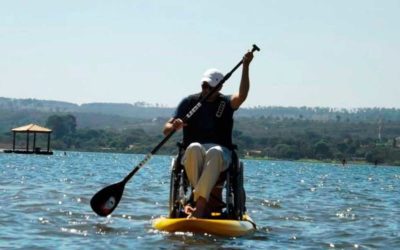 Cadeirantes recebem aula de Stand Up Paddle no Lago Paranoá em Brasília