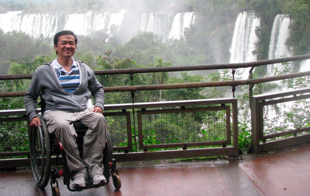 Ricardo Shimosakai, Director of Turismo Adaptado strolling the walkways giving access to the falls of Iguazú National Park