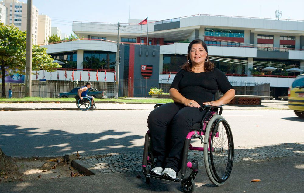 Georgette Vidor de cadeira de rodas, em frente ao Clube de Regatas do Flamengo, onde atuou por 20 anos como técnica