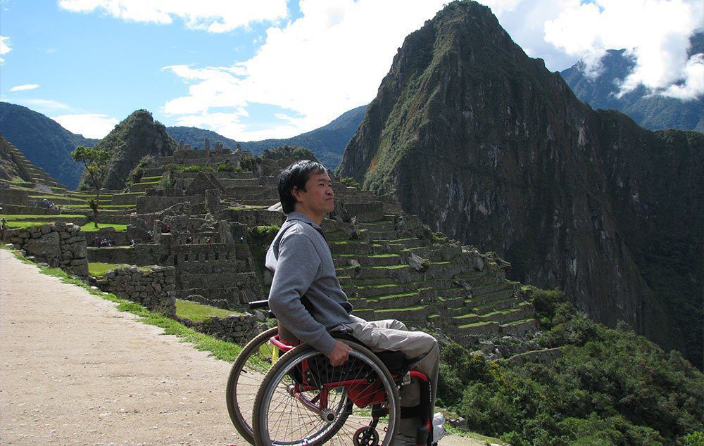 Ricardo Shimosakai contempla um dos mais famosos cartões postais do mundo, a cidade Inca de Machu Picchu no Peru.