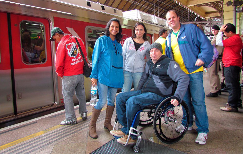 Torcedor cadeirante e amigos na Estação da Luz em São Paulo para pegar o Expresso da Copa, ligação direta e acessível para o Estádio ‘Itaquerão’