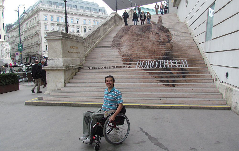 O Dorotheum em Viena na Áustria, apesar de sua enorme escada para a entrada principal, possui um acesso através de elevadores.