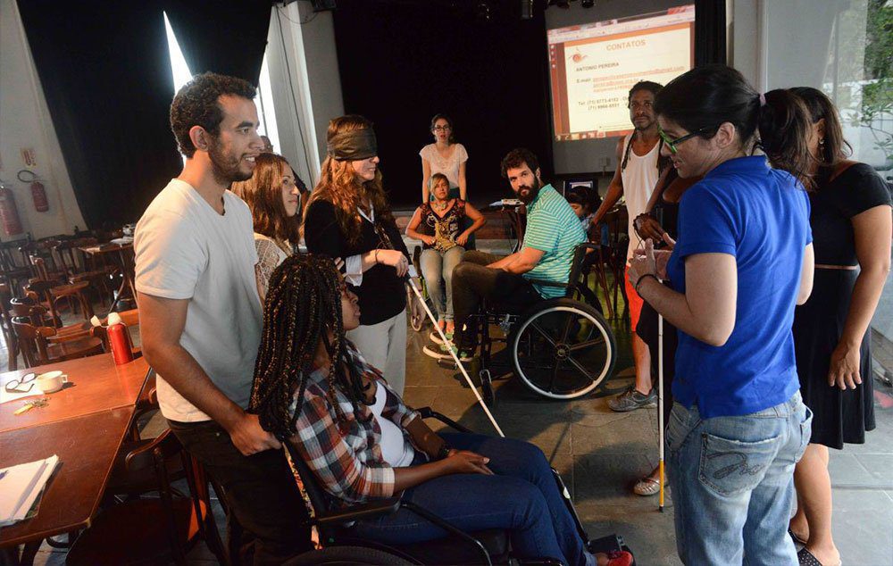 Atores e funcionários do Teatro Vila Velha participaram de uma Formação em Acessibilidade, como parte do Teatro Para Sentir