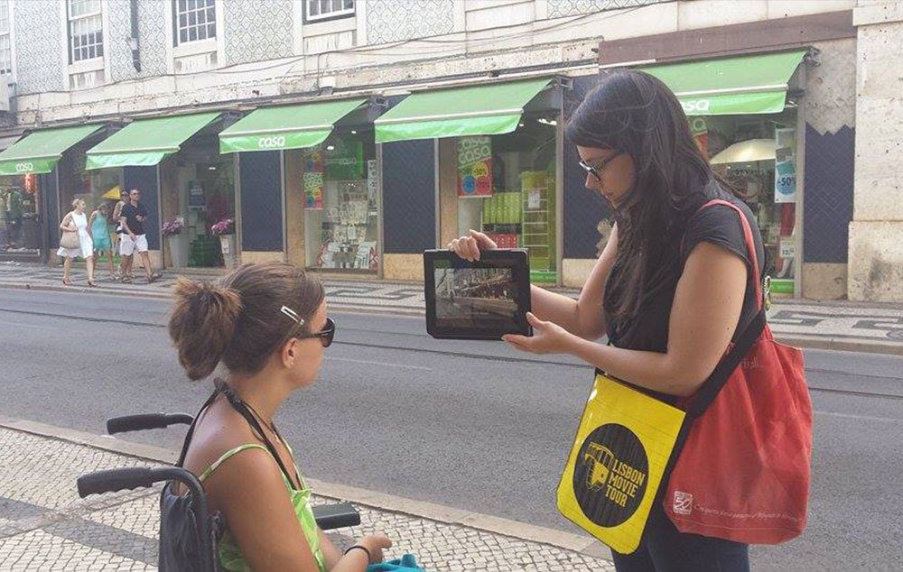 Todo o percurso do roteiro ‘Desassossego’ foi feito com acessibilidade, neste caso para uma usuária de cadeira de rodas