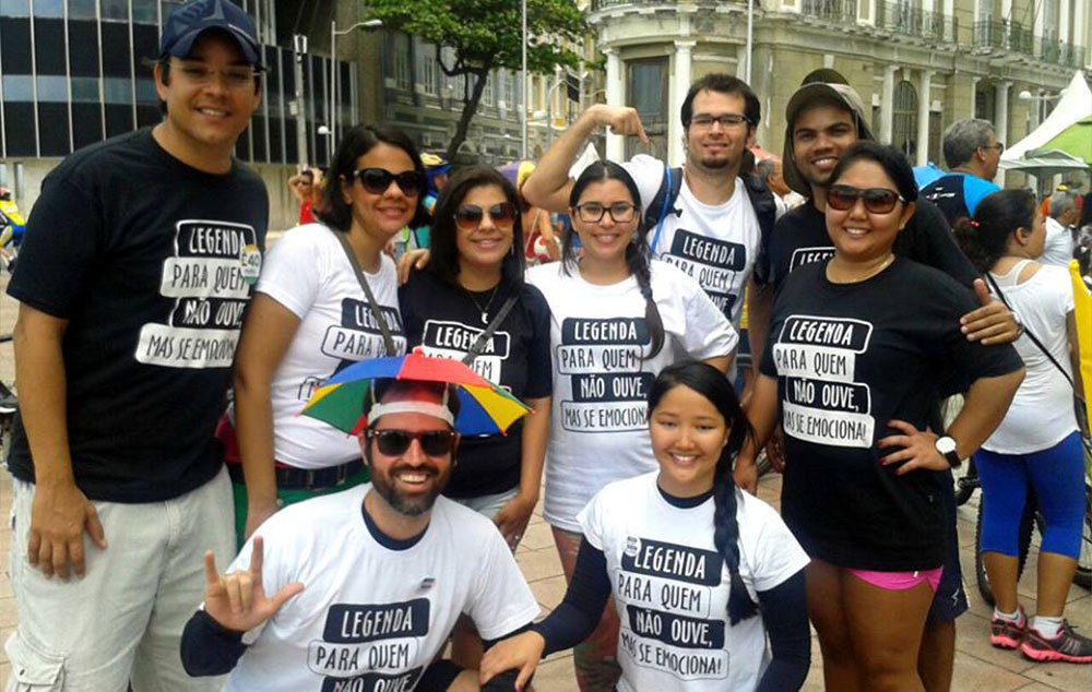 Manifestantes da campanha ‘Legenda para quem não ouve, mas se emociona!’ em favor da legenda no cinema nacional