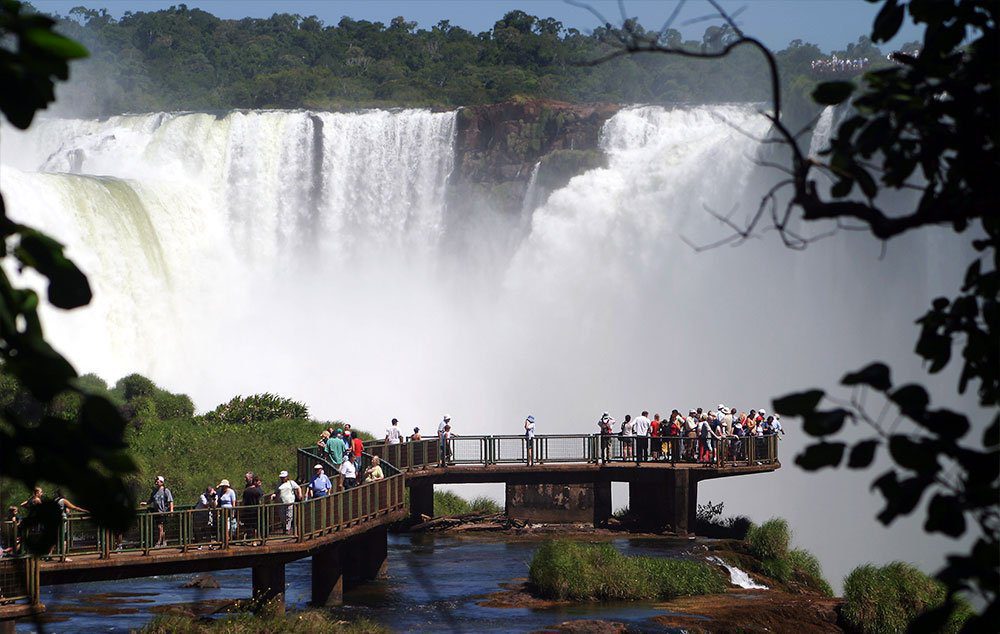 Passarelas dão condições de acessibilidade para a visitação de pessoas com deficiência e mobilidade reduzida no Parque Nacional do Iguaçu