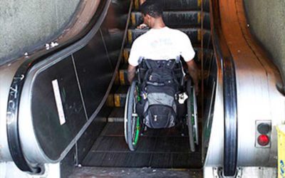 Escalera mecánica que se adapta a sillas de ruedas y objetos voluminosos