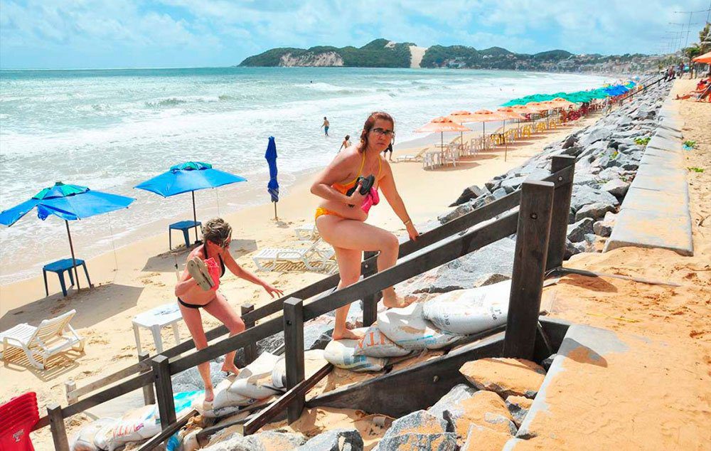 A rampa de madeira da praia Ponta Negra era muito íngreme, mas piorou depois que foi transformada em escada por causa dos sacos de areia