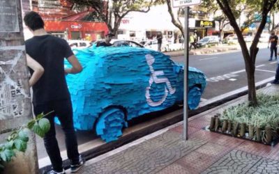 Carro em vaga para pessoas com deficiência é coberto de post-its