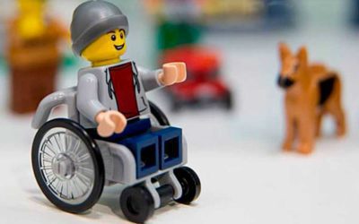 Ativista que luta por brinquedos ‘com deficiência’ celebra lançamento de Lego cadeirante