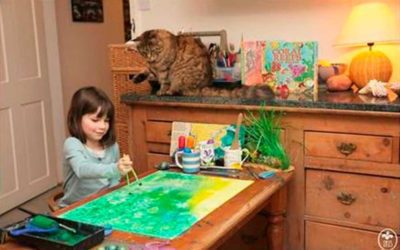 Menina autista que pinta como Monet se desenvolve com a ajuda de gato