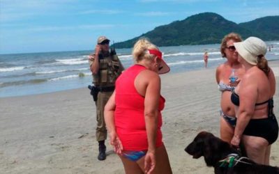 Cega com cão-guia é abordada pela PM em praia de SC após denúncia