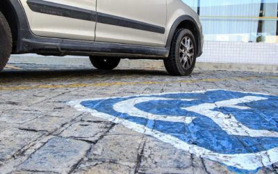 Vagas de estacionamento reservadas para pessoas com deficiência, idosos e gestantes.