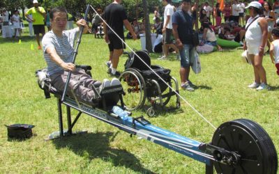 Cadeirante experimenta simulador de canoagem