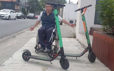 Patinetes nas calçadas são obstáculos. Largados, sem regras, impedem a passagem.