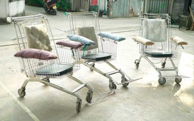 Reciclan carros de supermercado y los transforman en silla de ruedas