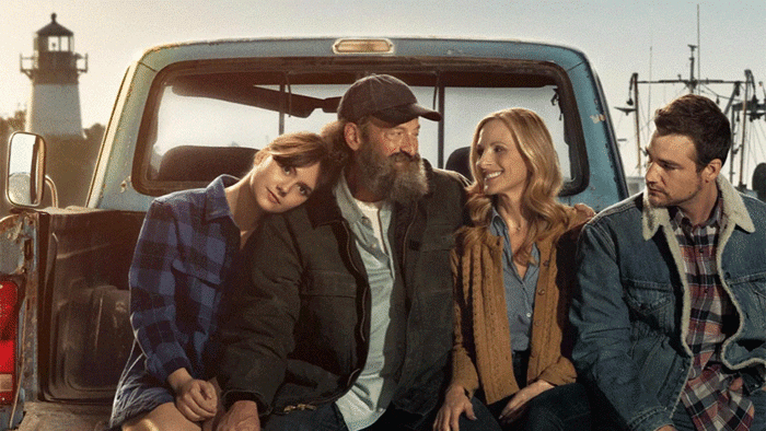 No Ritmo do Coração. Foto com todos os atores do filme, sentados na caçamba traseira de uma pick-up estacionada. Na ordem, da esquerda para a direita, os personagens Ruby, Frank, Jackie e Leo.