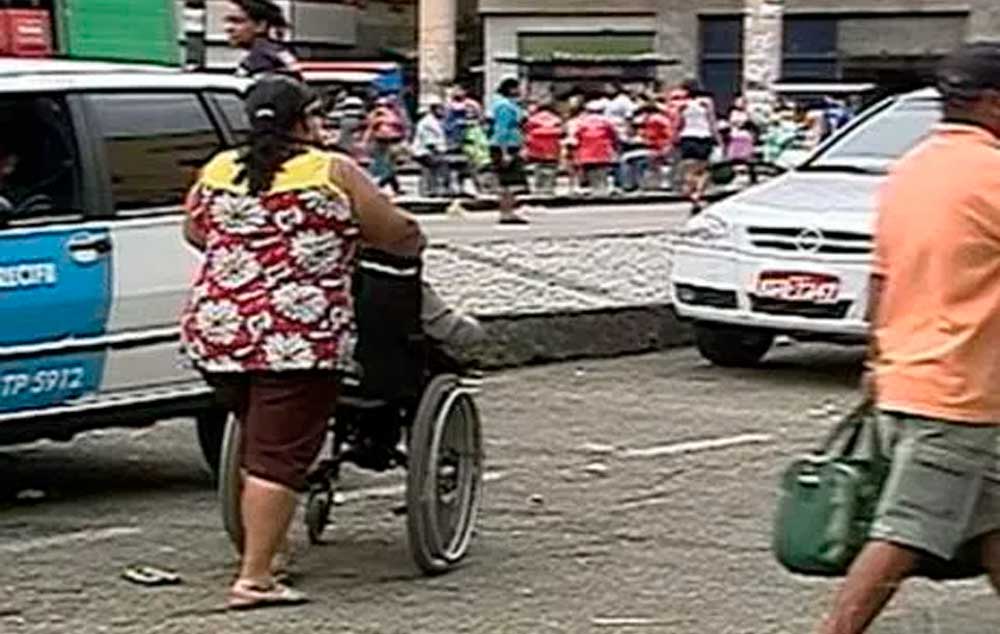 Pessoas com deficiência enfrentam desafios para andar no Centro do Recife