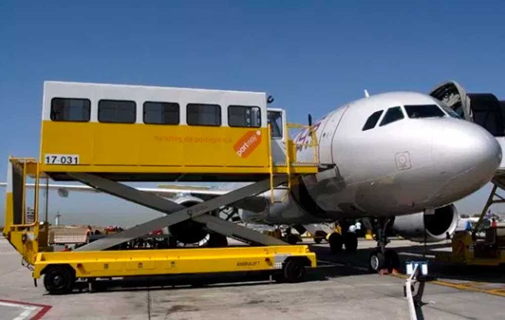 Idoso cadeirante cai do ambulift no aeroporto de Congonhas e entra em coma