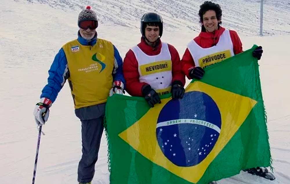 Cego brasileiro participa do projeto “Esquiando no Escuro” na República Tcheca