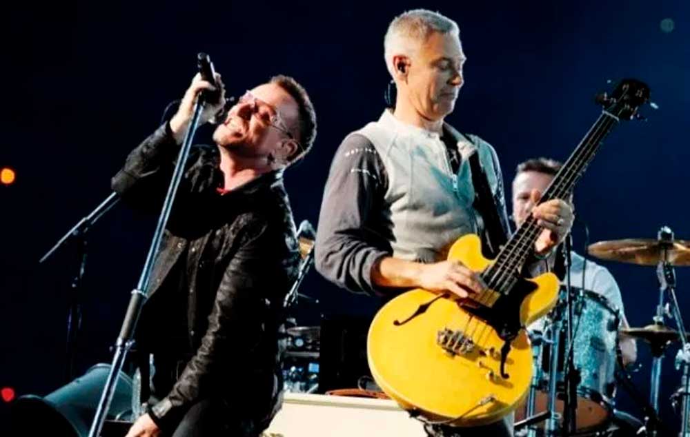 U2 chama fã com deficiência visual da platéia do show em Nashville para tocar guitarra no palco