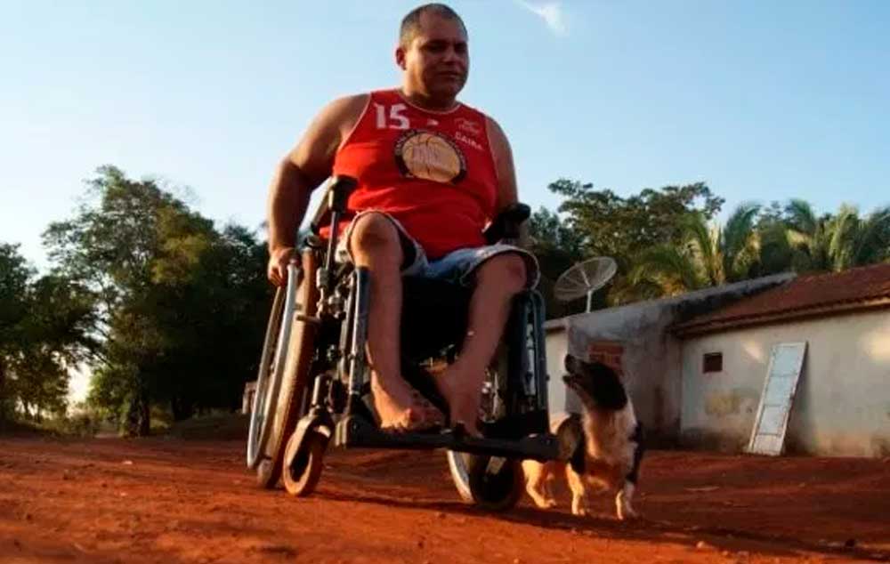 Calçadas acessíveis. Infraestrutura básica que afeta diretamente a questão do turismo.