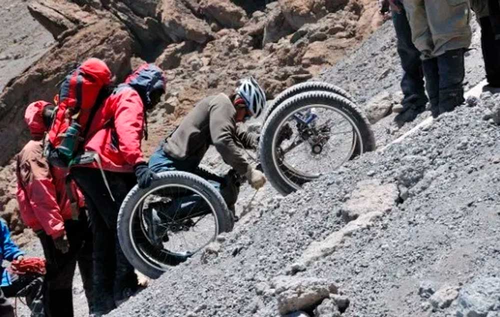 Atleta paraplégico escala Kilimanjaro, o ponto mais alto de África