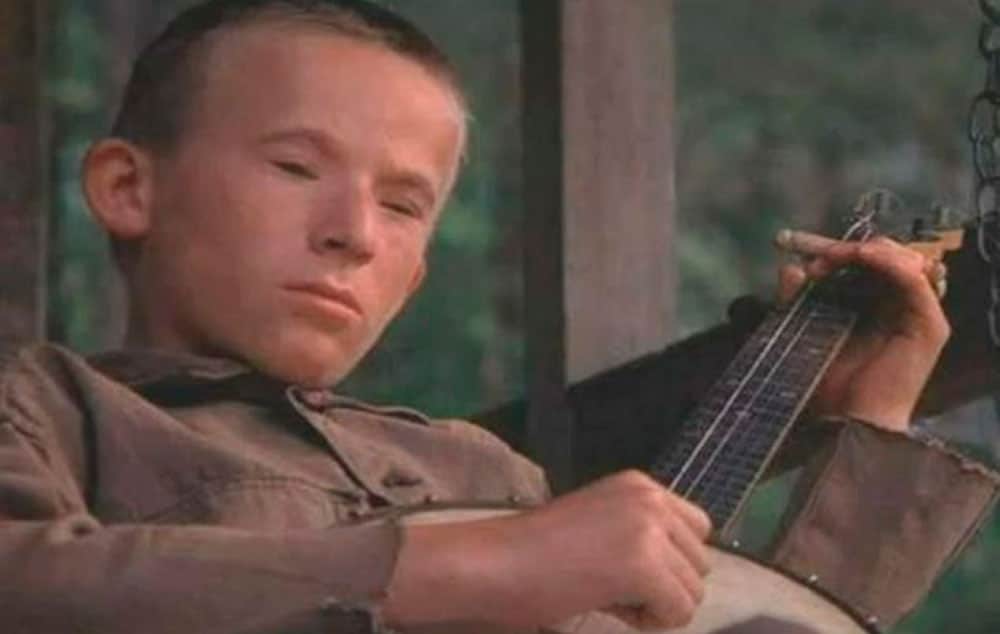 Cena marcante do filme “Amargo Pesadelo” mostra um autista num duelo de banjos