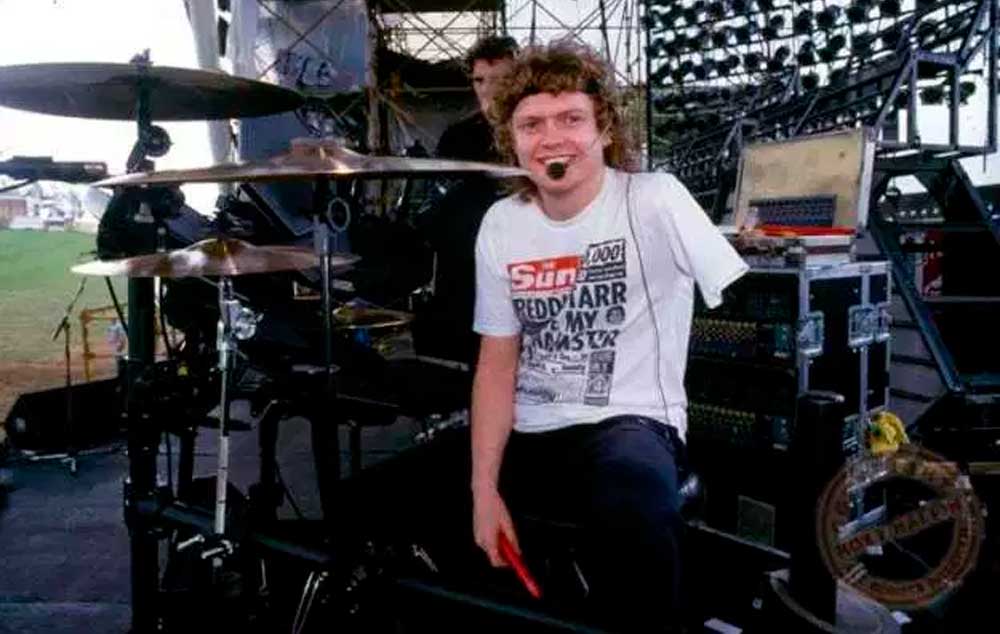 Rick Allen, baterista do Def Leppard. A amputação tirou seu braço, mas seu talento continua.