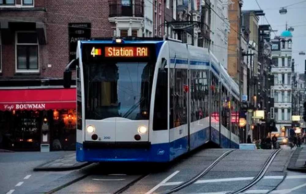 Ônibus adaptados, semáforos sonoros e trem com alto-falante. A Europa Acessível.