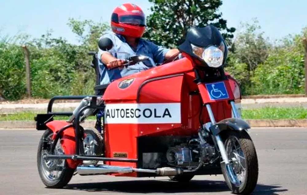 Cadeirante tira habilitação em Campo Grande para pilotar triciclo especial batizado de 'Biga'