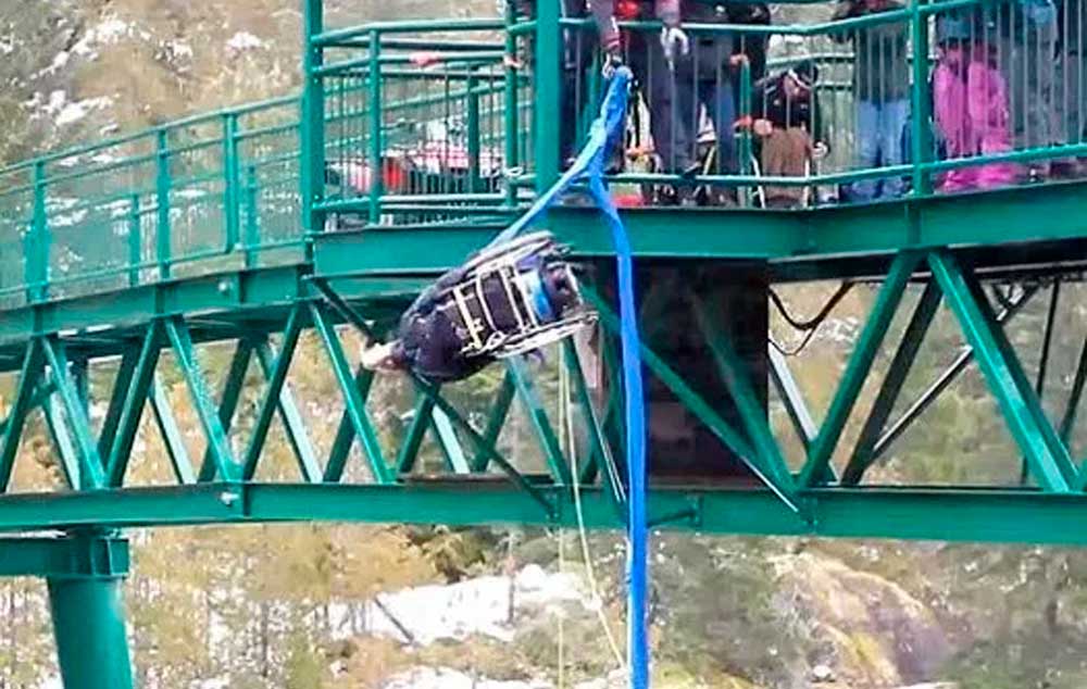 Paraplégica encara o desafio do bungee jumping em Whistler, no Canadá