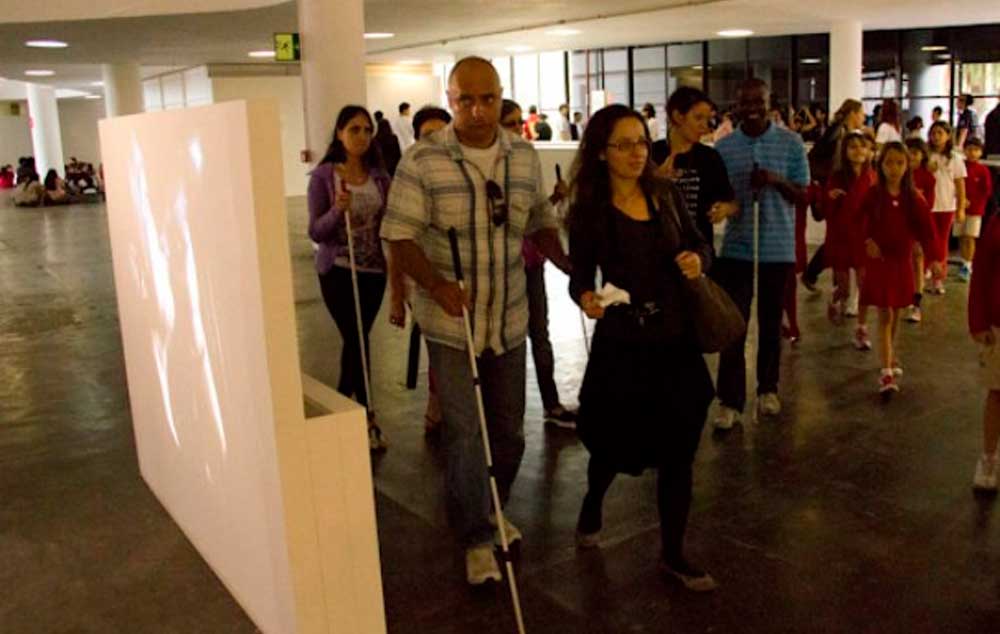 Bienal oferece visitas monitoradas para pessoas com deficiência