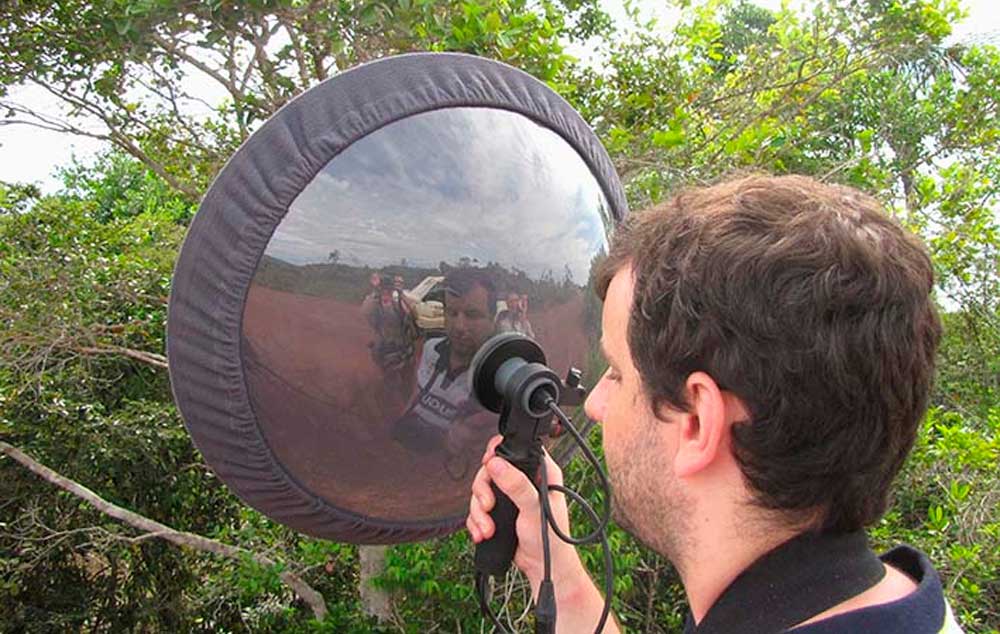 Juan e sua parábola, capturando sons da mata e a imagem de nós três no Parque Nacional do Viruá