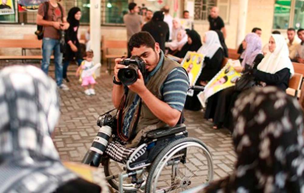 Fotógrafo palestino que perdeu as pernas em ataque israelense segue trabalhando em Gaza