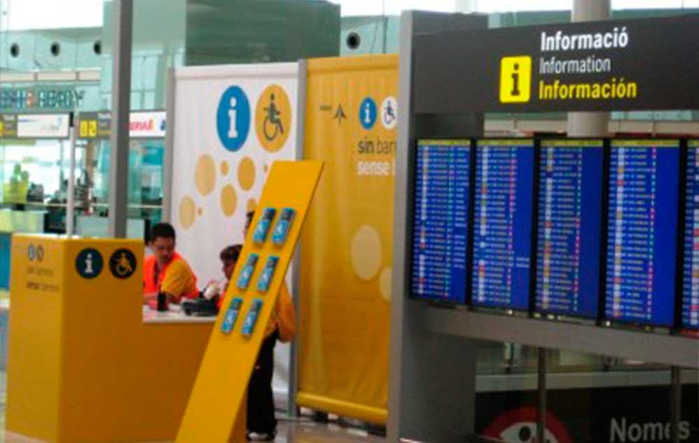 Punto de atención para pasajeros con movilidad reducida en el aeropuerto de Barcelona.