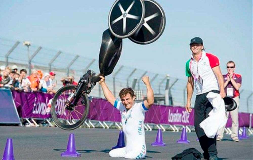 Alex Zanardi comemora seu ouro na Paraolimpíada de Londres