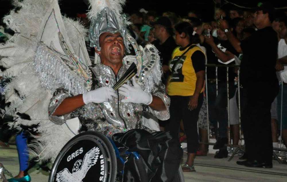 Mestre-sala cadeirante da Catedráticos do Samba na avenida