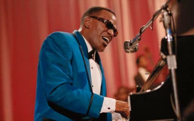 Ray. Filme inspirado na vida de Ray Charles. Cego e negro, fez história na música mundial.