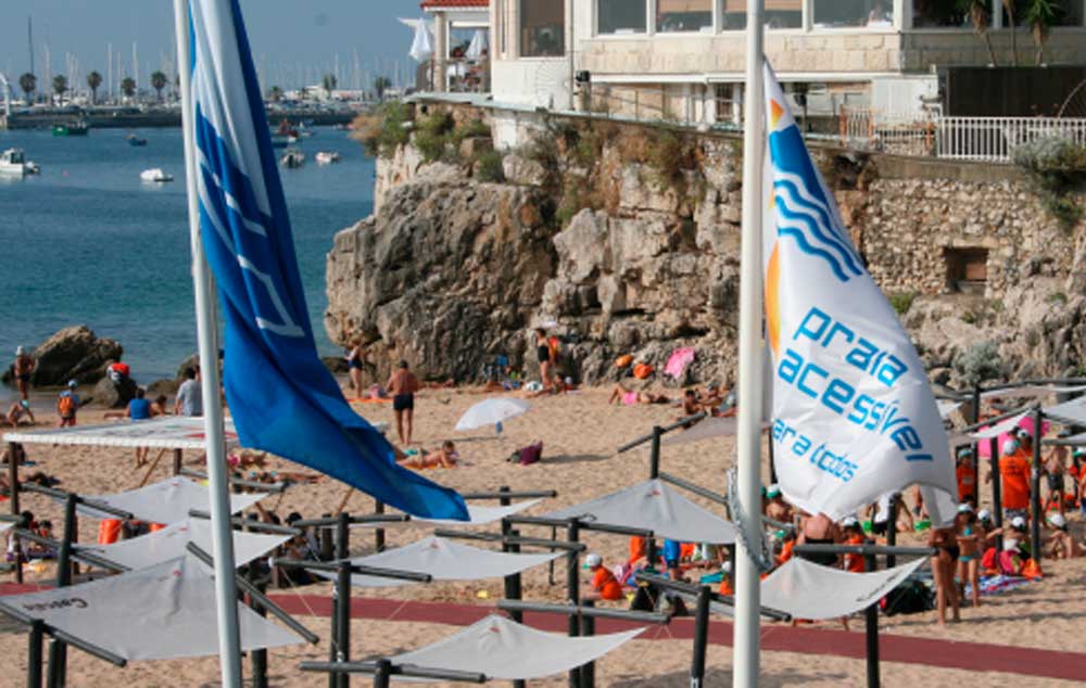 Bandeira Azul e Bandeira Praia Acessível em Cascais. Qualidade em balneabilidade e acessibilidade.