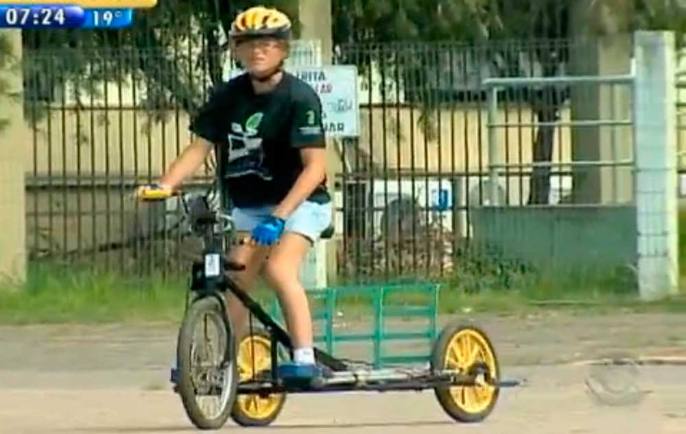 Bicicleta adaptada é usada por adolescente que não pode andar