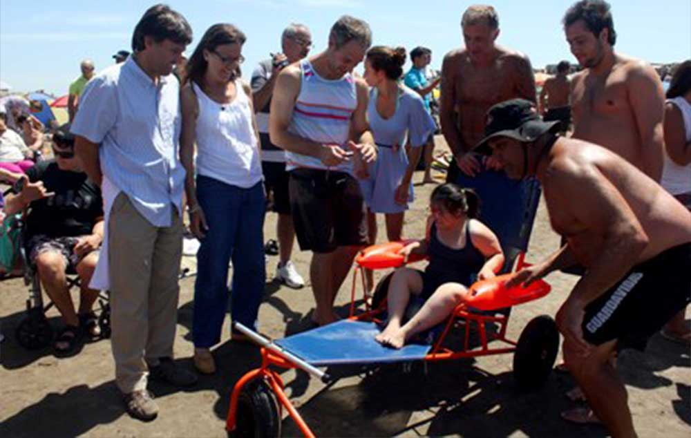 Las sillas de ruedas anfibias facilita la movilidad en la arena y lo acceso al mar